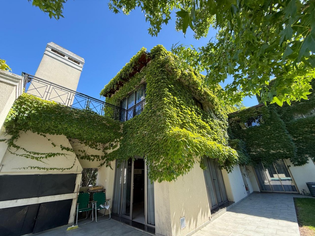 Casa con 1000 m² en Venta, 3 Dorm. en Villa Amelia