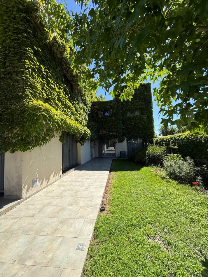 Casa con 1000 m² en Venta, 3 Dorm. en Villa Amelia