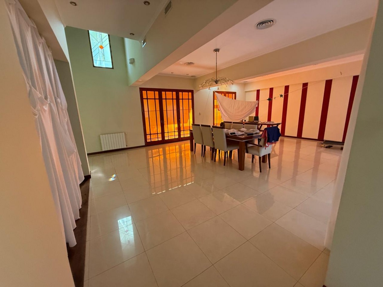 Casa con 1000 m² en Venta, 3 Dorm. en Villa Amelia